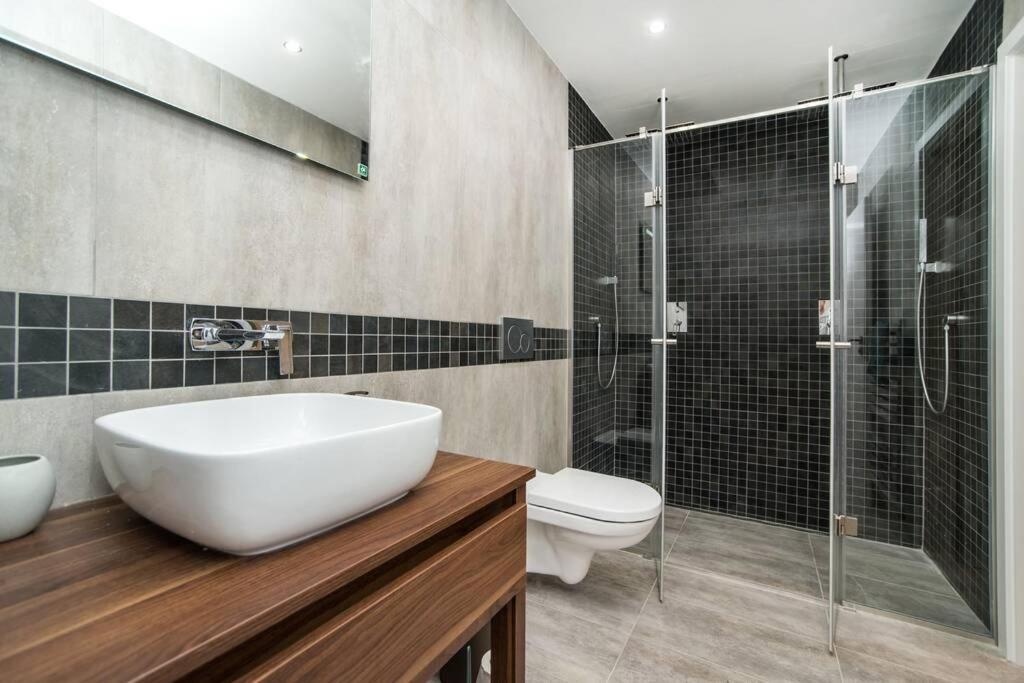 Old Town 1 Bedroom Oasis With Ac And Double Shower Praha Bagian luar foto